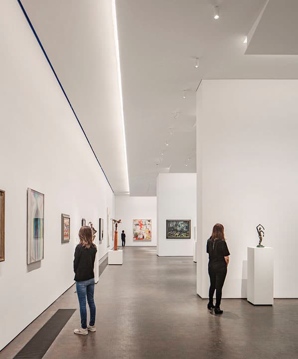 Interior gallery of the Nancy and Rich Kinder Building lit by Q-Wall luminaires, Museum of Fine Arts, Houston